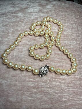 Elegant Cream Pearl Necklace with Decorative Silver clam Clasp